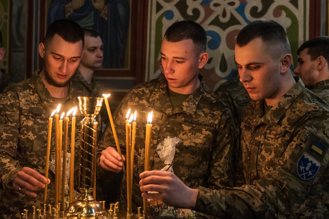 Митрополит Епифаний освятил пасхальные пасхи для военных