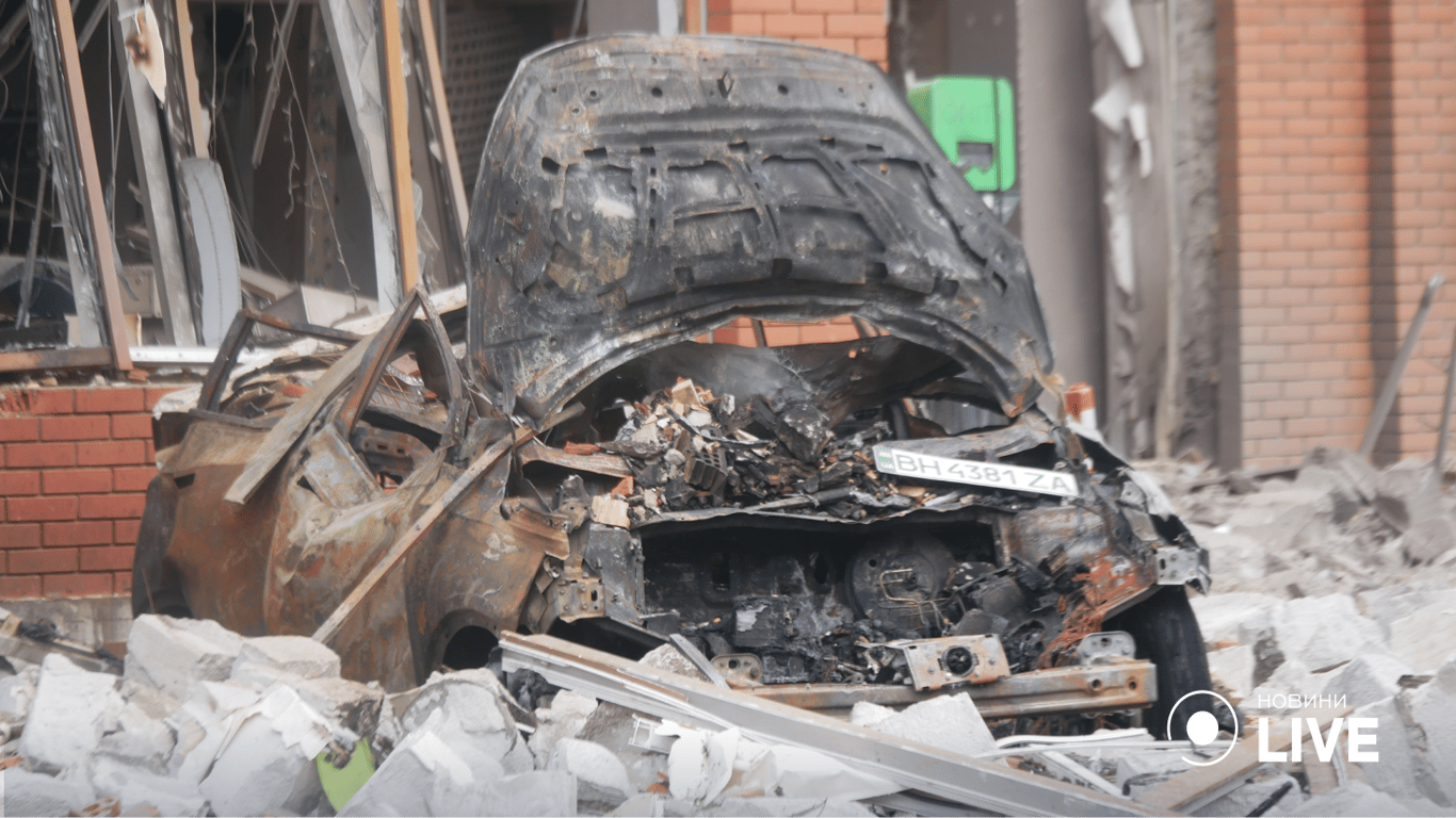 Припарковане авто згоріло вщент. Юлія Браславська / Новини.LIVE