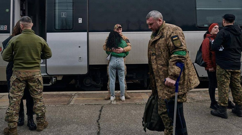 В Україні спростили механізм направлення військових на лікування за кордон