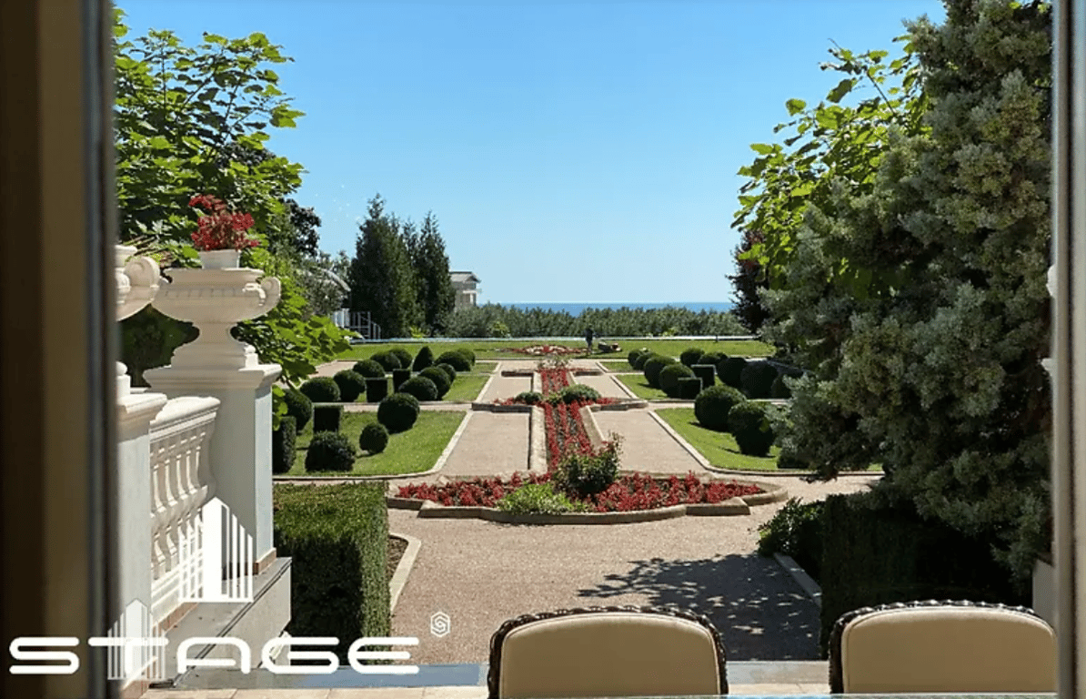 Величезний двір з басейном. Фото: dom.ria