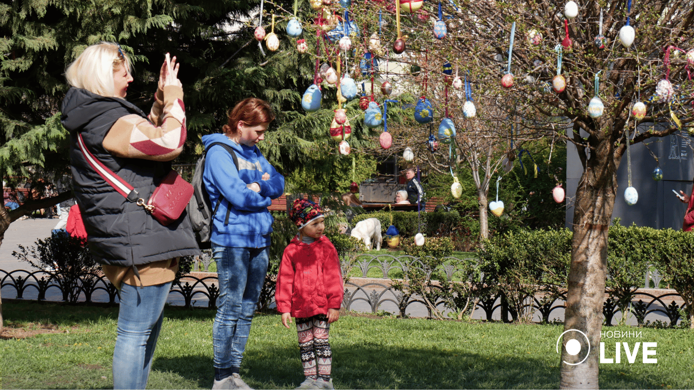 Одесити розглядають писанки ручної роботи якими прикрасили дерево. 