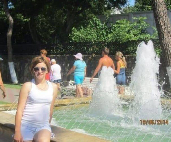 Фонтан прикрив чоловікові голе тіло