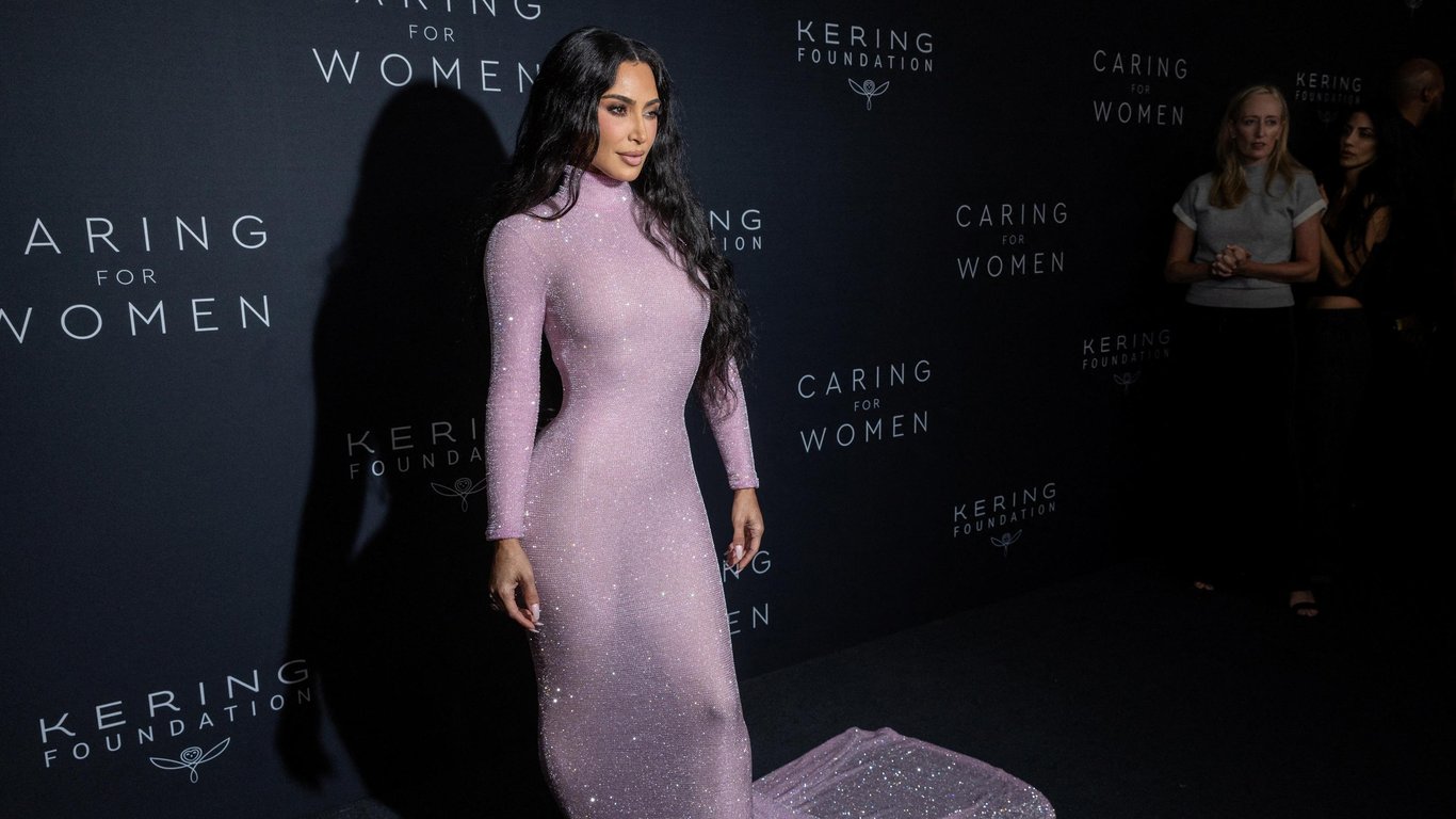 Kim Kardashian me një fustan të shkëlqyeshëm, që shkëlqente Nicole Kidman dhe divat e Hollivudit në një darkë - 304x171