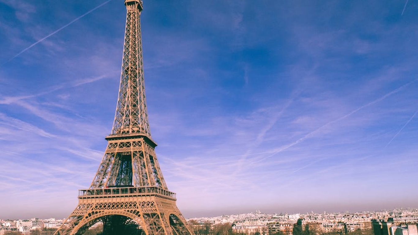 Në Francë, një burrë hodhi me parashutë nga Kulla Eifel - 304x171