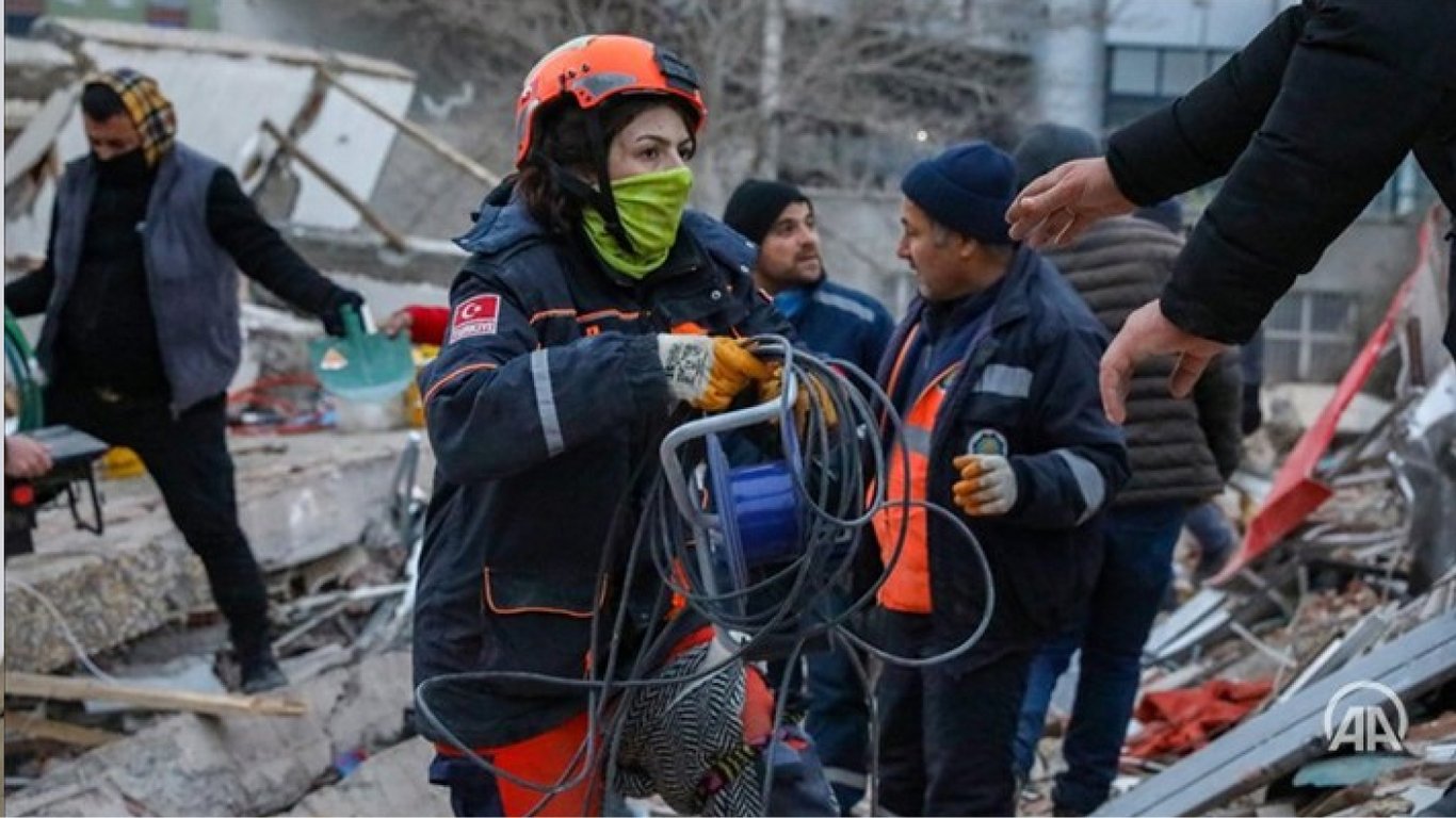 В Турции спасатели находят людей, проведших под руинами неделю