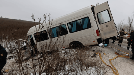 На Харківщині автобус потрапив у ДТП — загинула людина, багато постраждалих - 290x166