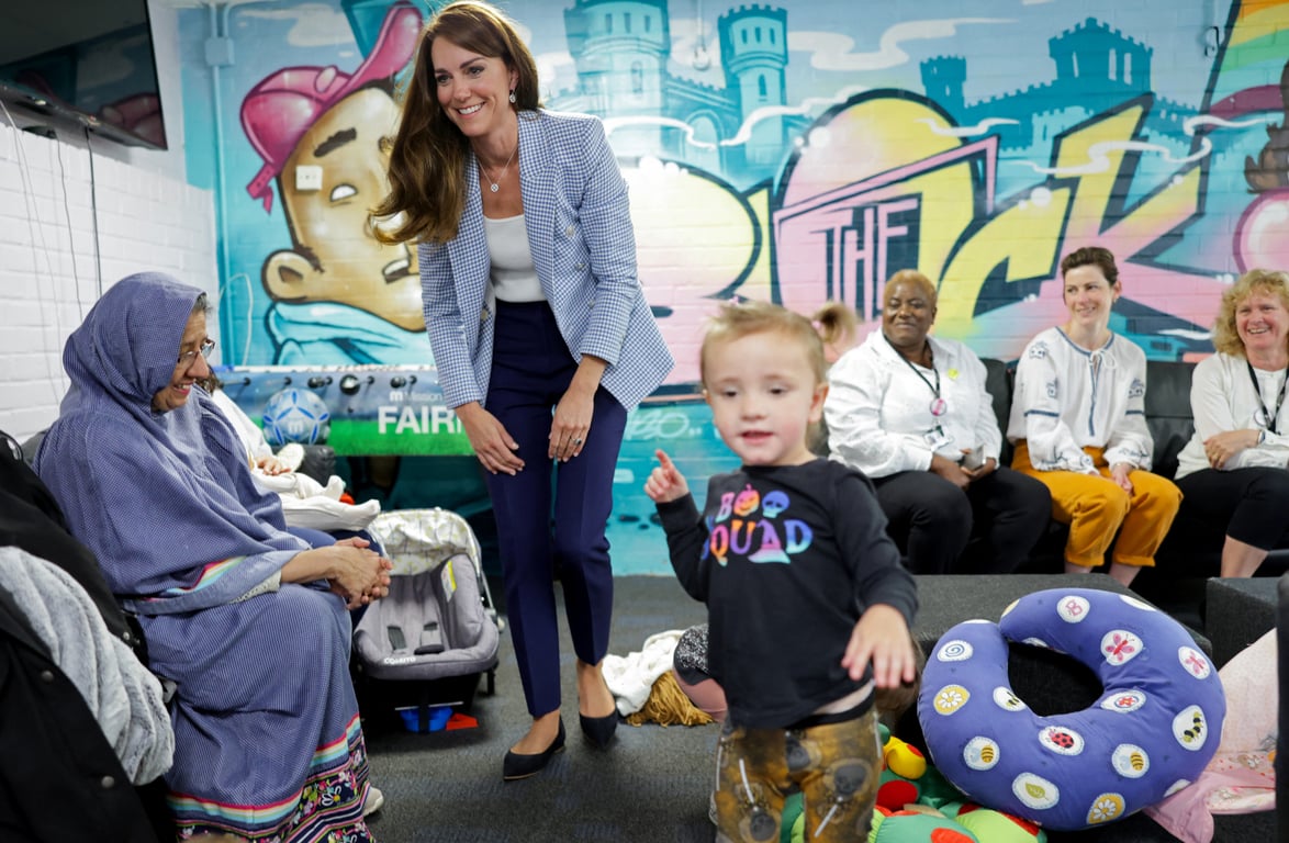 Кейт Міддлтон у демократичному вбранні навідалась до молодих матусь - фото 2