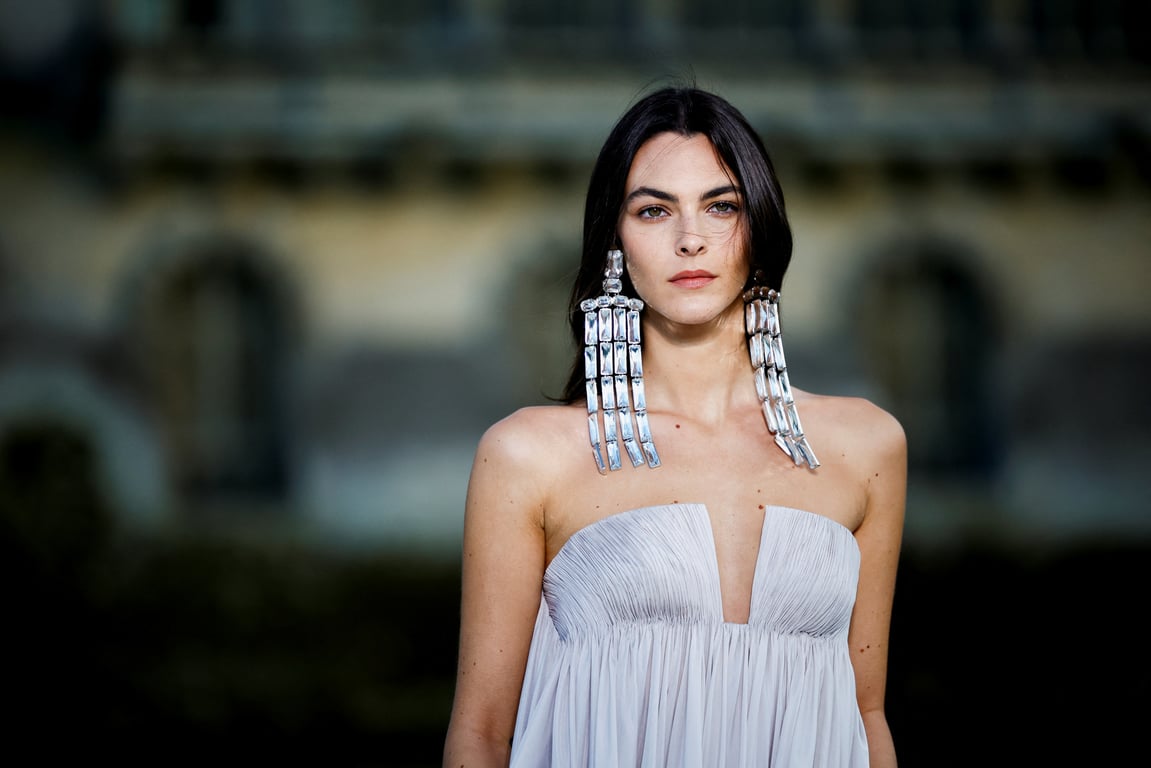 Дочь Синди Кроуфорд прошлась в рубашке без пуговиц на показе Valentino - фото 5