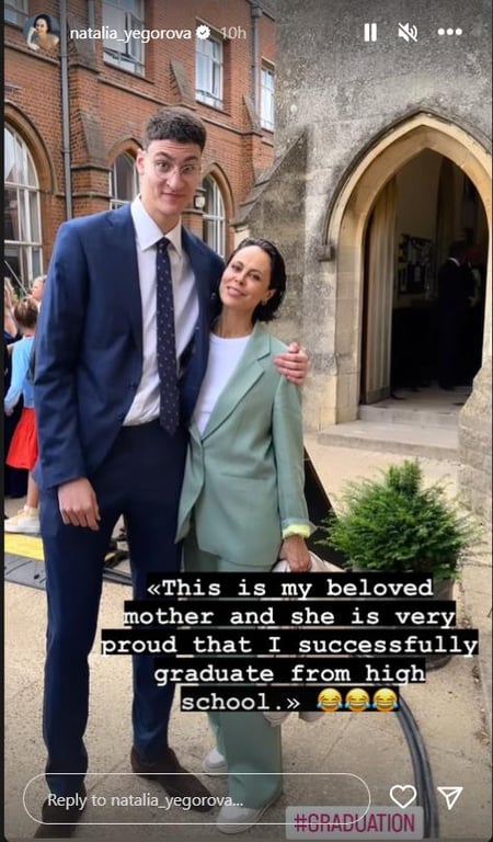 Бывшая жена Кличко показала их сына-выпускника - фото 1