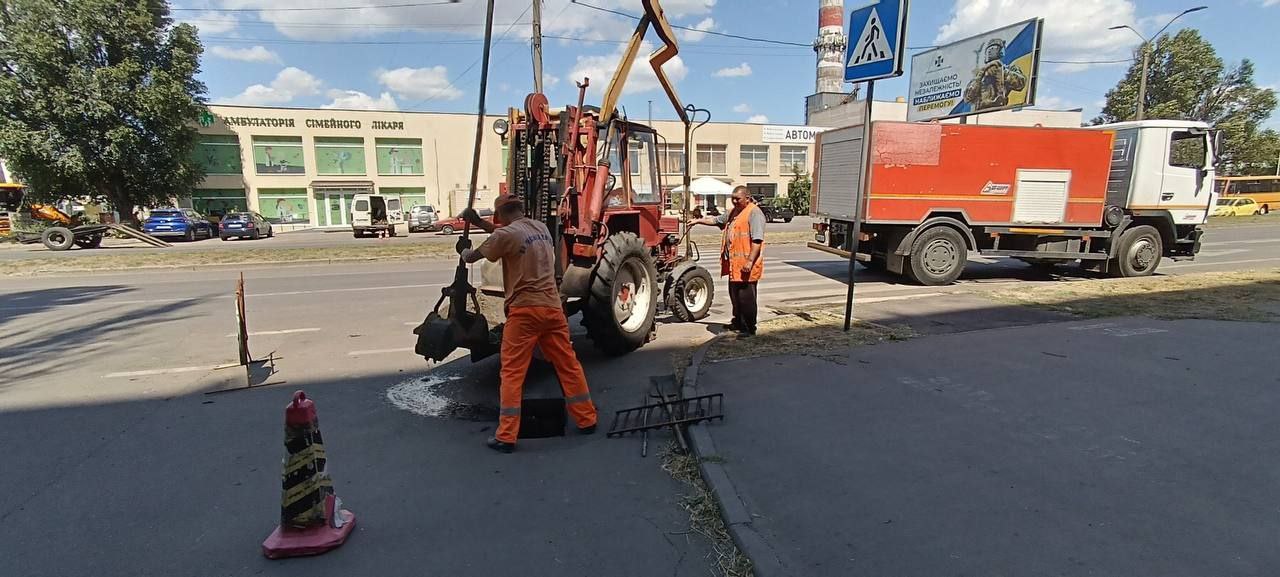 Коммунальщики работают на дорогах Одессы. Фото: КП "Городские дороги"
