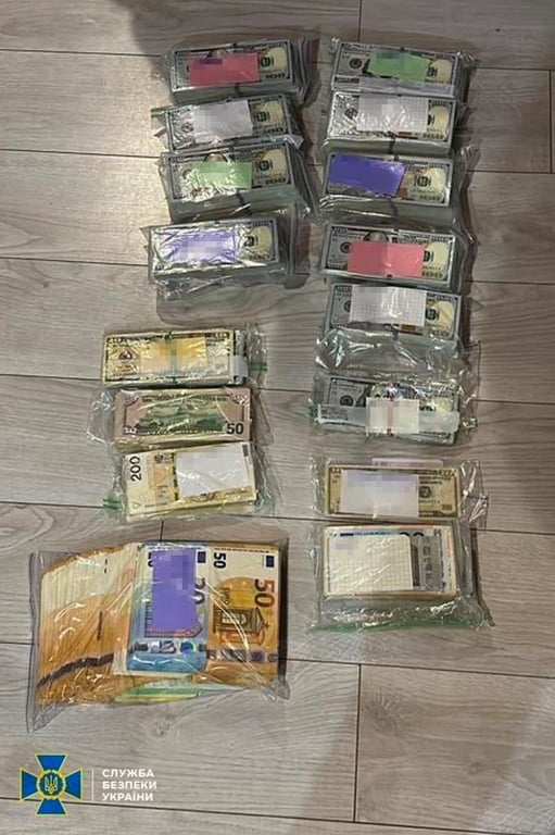 Вилучені гроші правоохоронцями. Фото: СБУ
