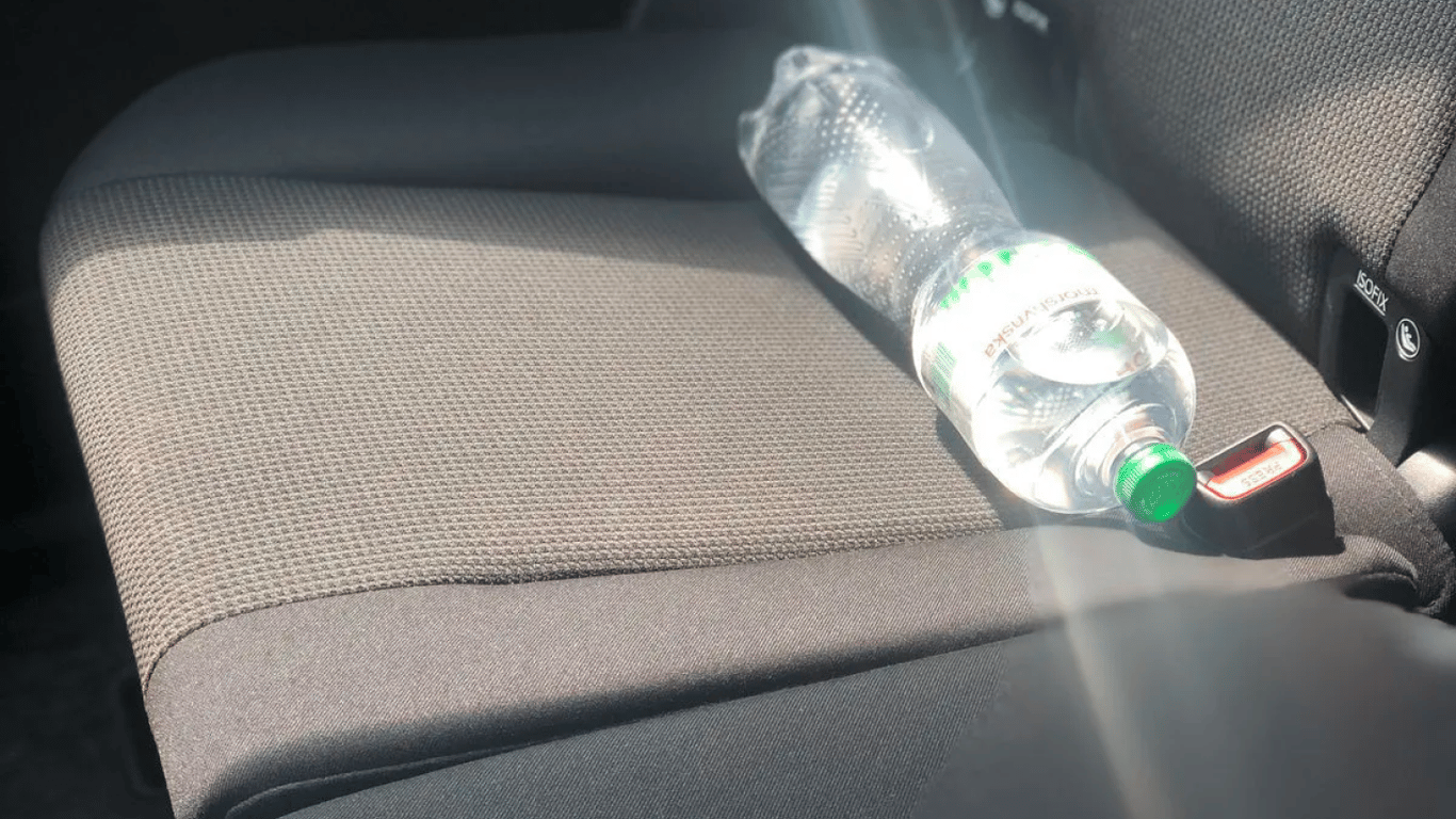 Чому водії ставлять пляшку води на дах припаркованого авто — пояснюємо - 290x166