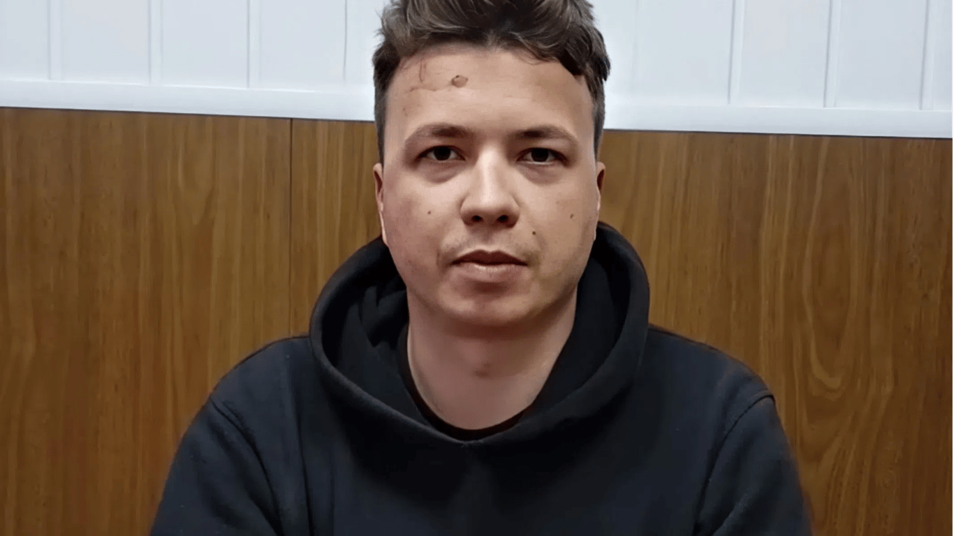 Роман Протасевич - у Білорусі показали нові кадри допиту блогера
