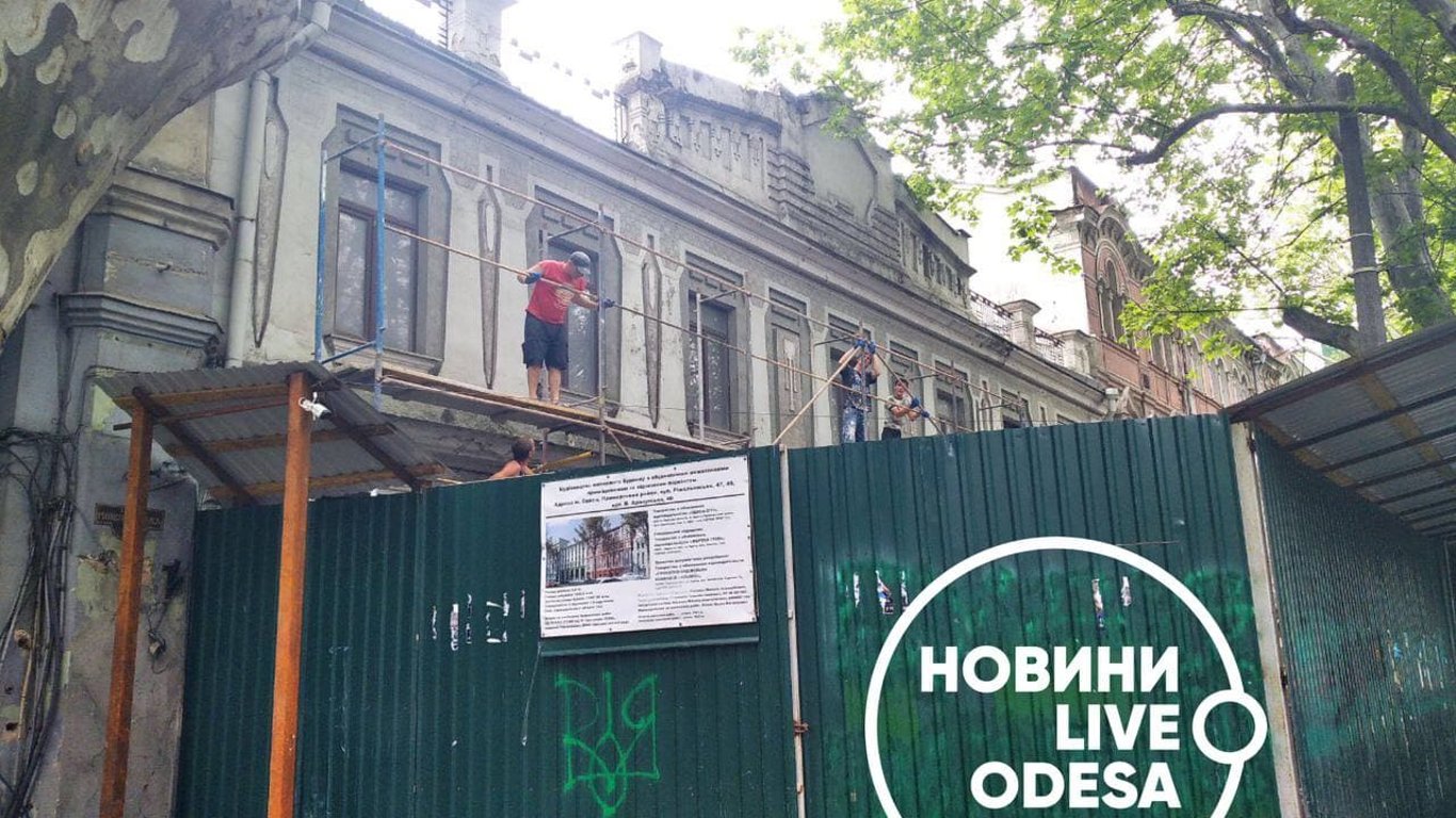 В Одесі навколо друкарні Фесенка встановлюють будівельні ліси - вже викликали поліцію