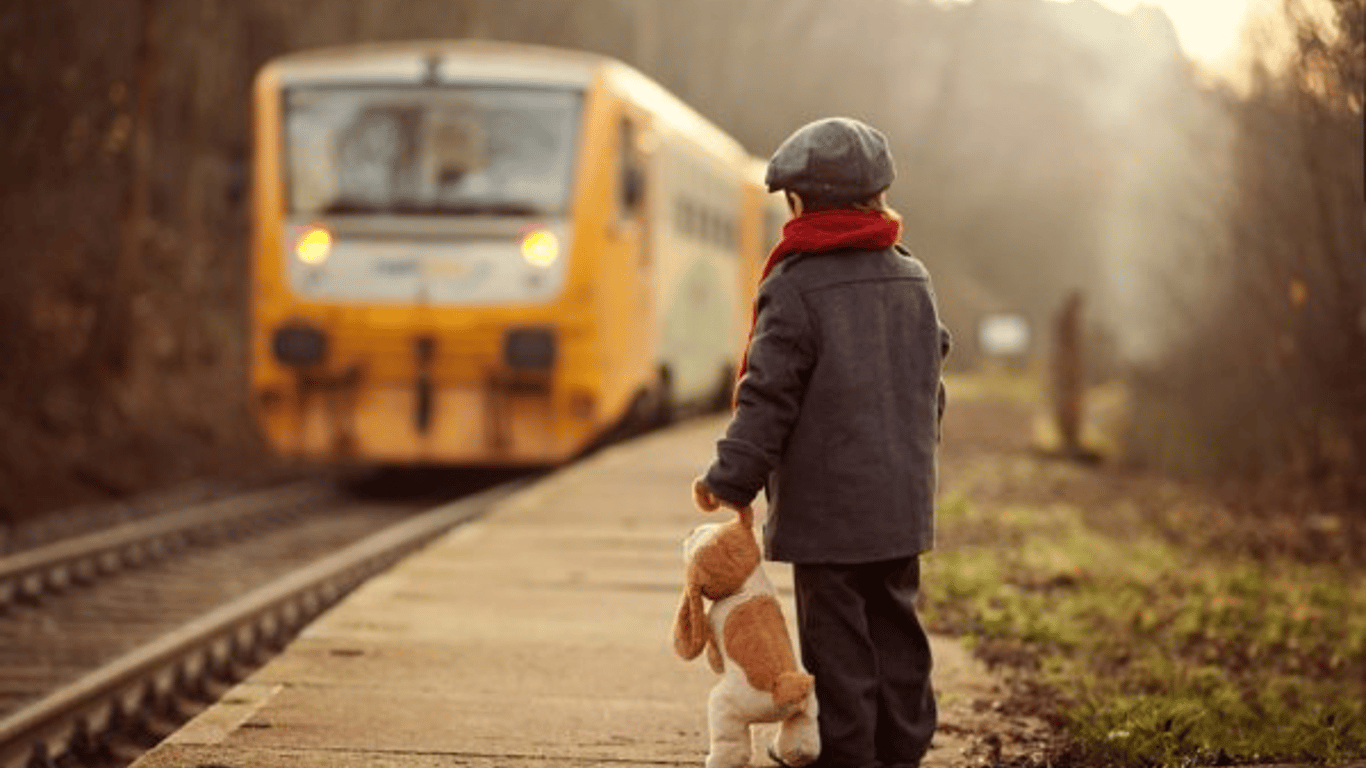 Поезд папа мама. Поезда для детей. Мальчик на дороге. Перрон это для детей. Маленький поезд.