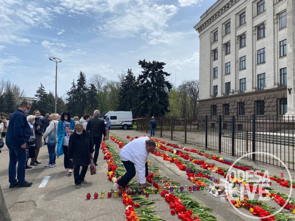 покладають квіти до річниці 2 травня