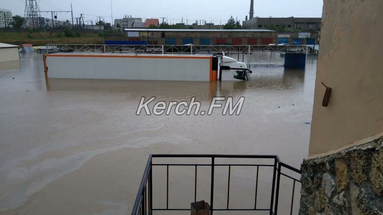 окуповану Керч затопило, а з-під шару води не видно машини