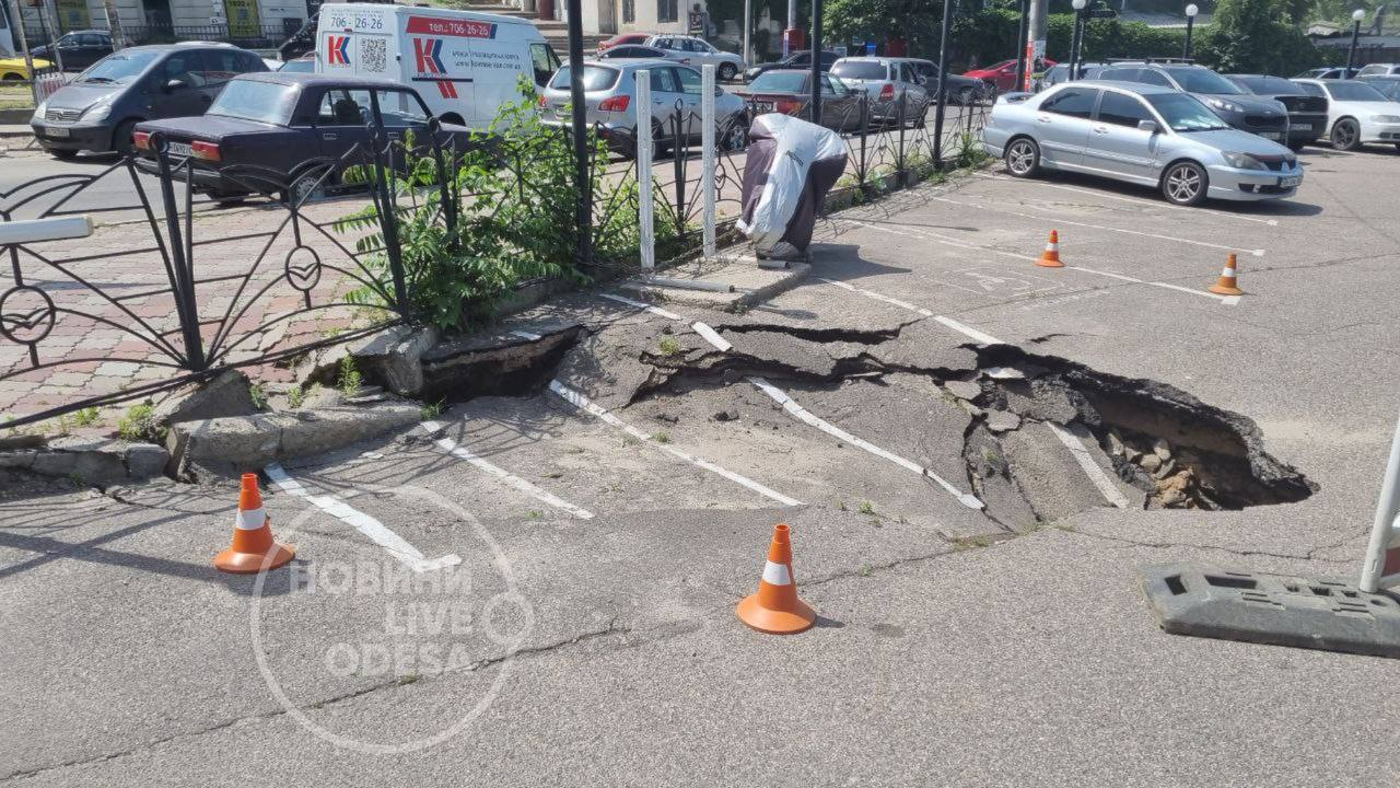 В Одесі на Митній площі провалилася ливнівка