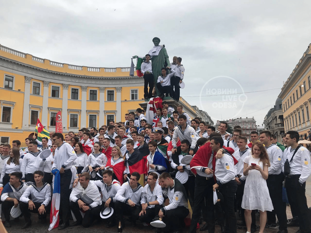 В Одесі студенти “мореходки” відсвяткували випускний стрибками пірсом і фотосетом