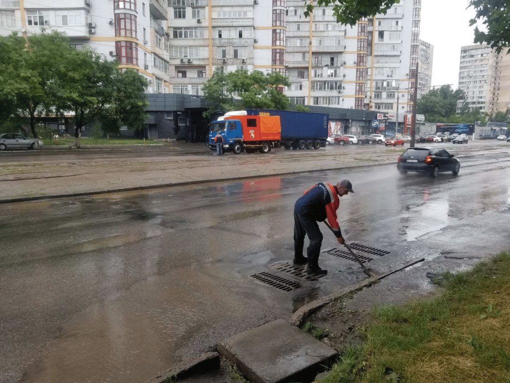 В Одесі на популярному пляжі перекинулася яхта