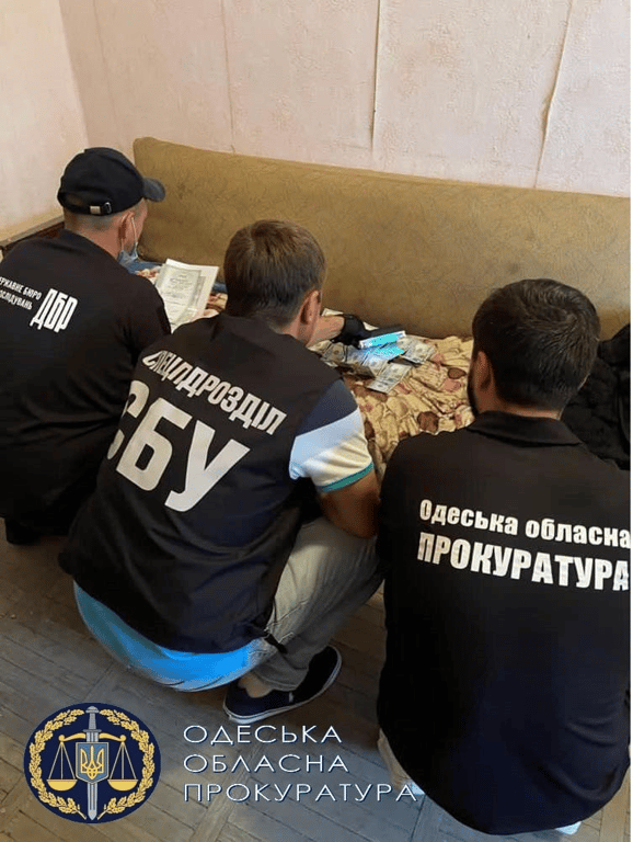 В Одесі поліцейські хотіли виселити родину з дитиною, але погоріли “на гарячому”