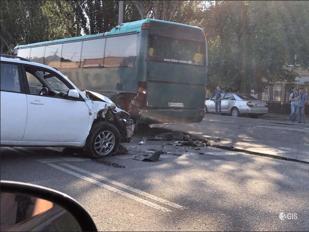 В Одесі ДТП між легковиком і автобусом спровокувала затори