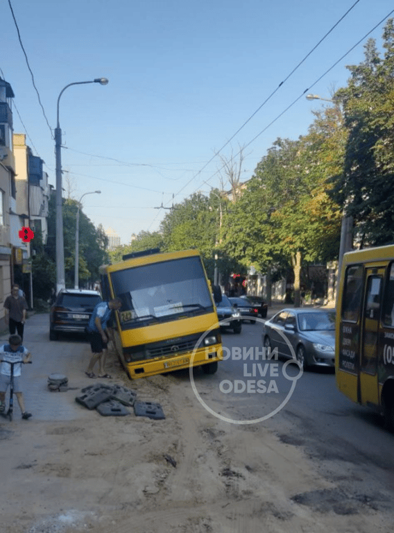 В Одесі маршрутка провалилася в траншею, вириту комунальниками