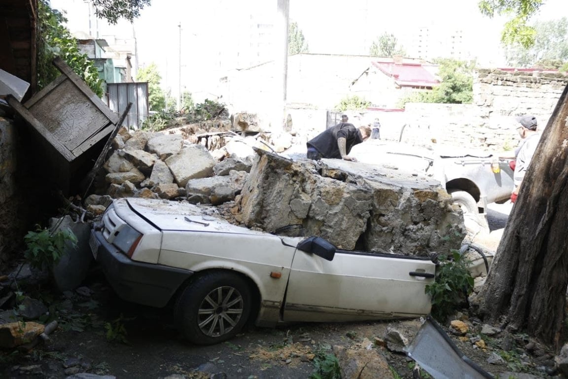 В Одесі обвалилася стіна будинку: під завалами опинилися три автівки