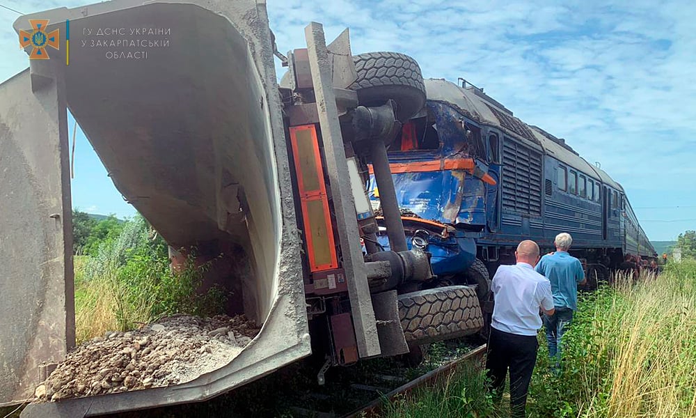 Зіткнення потяга і вантажівки на Закарпатті