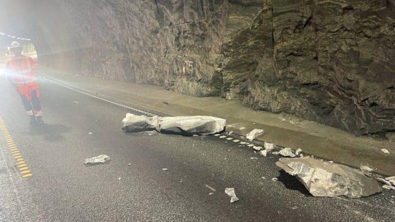 Камінь в Норвегії, камінь розбив авто, тунель Тродаль, місто Матре
