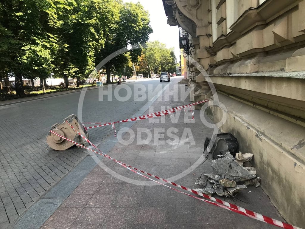 В цетрі Одеси на тротуар впав величезний шматок фасаду разом з ліхтаре