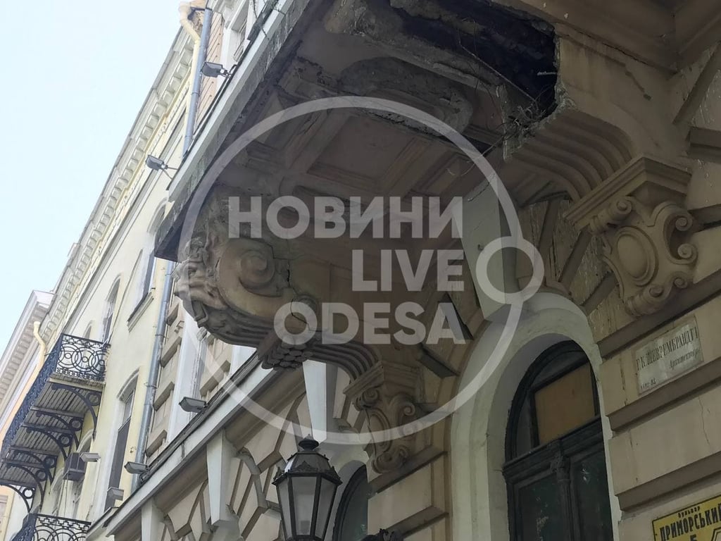 В цетрі Одеси на тротуар впав величезний шматок фасаду разом з ліхтаре
