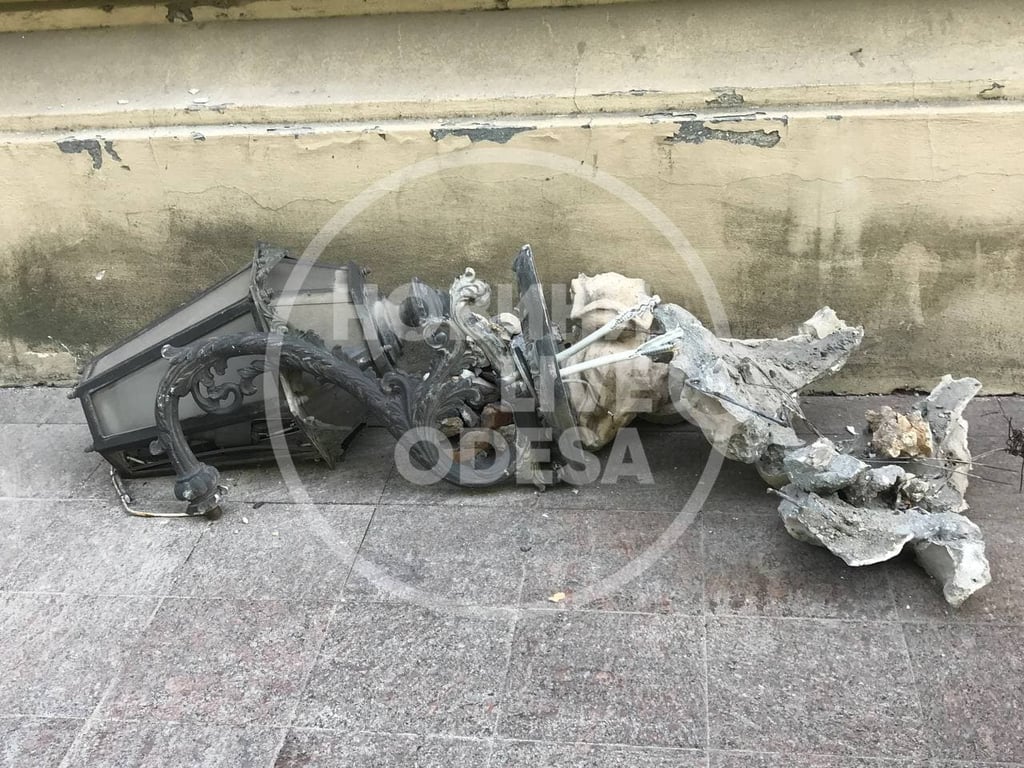В цетрі Одеси на тротуар впав величезний шматок фасаду разом з ліхтаре