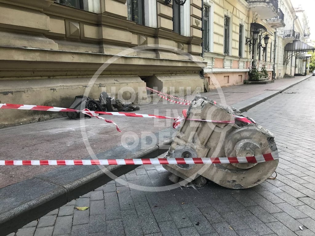 В цетрі Одеси на тротуар впав величезний шматок фасаду разом з ліхтаре
