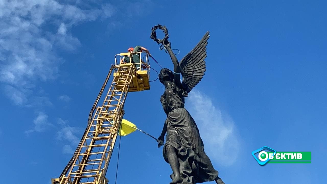 Мытье Памятника Независимости в Харькове