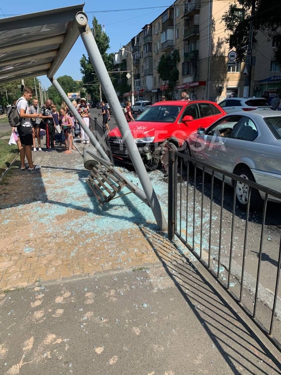 Люди ледве встигли відстрибнути: в Одесі через BMW автівка Audi влетіл