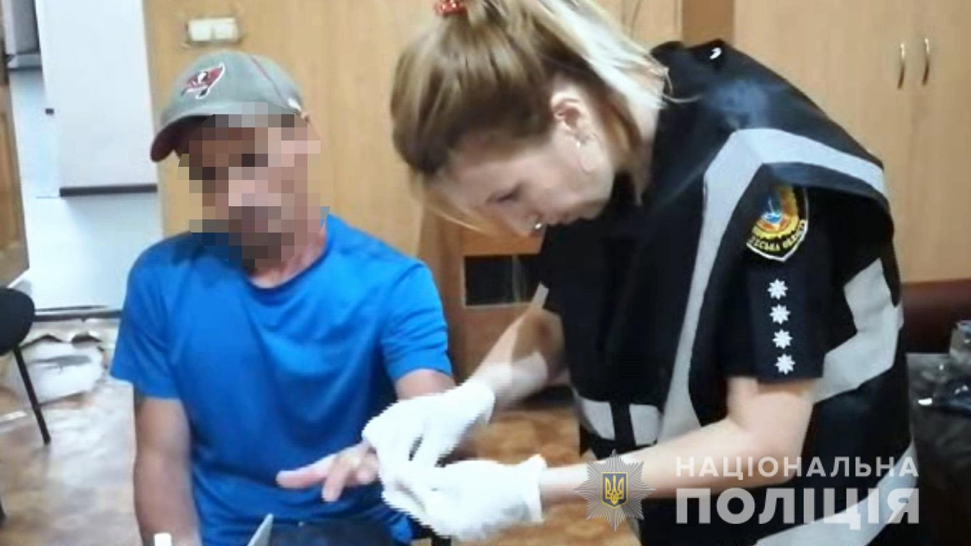 Шість смертельних ударів у груди: в Одесі чоловік за образу донечки вб