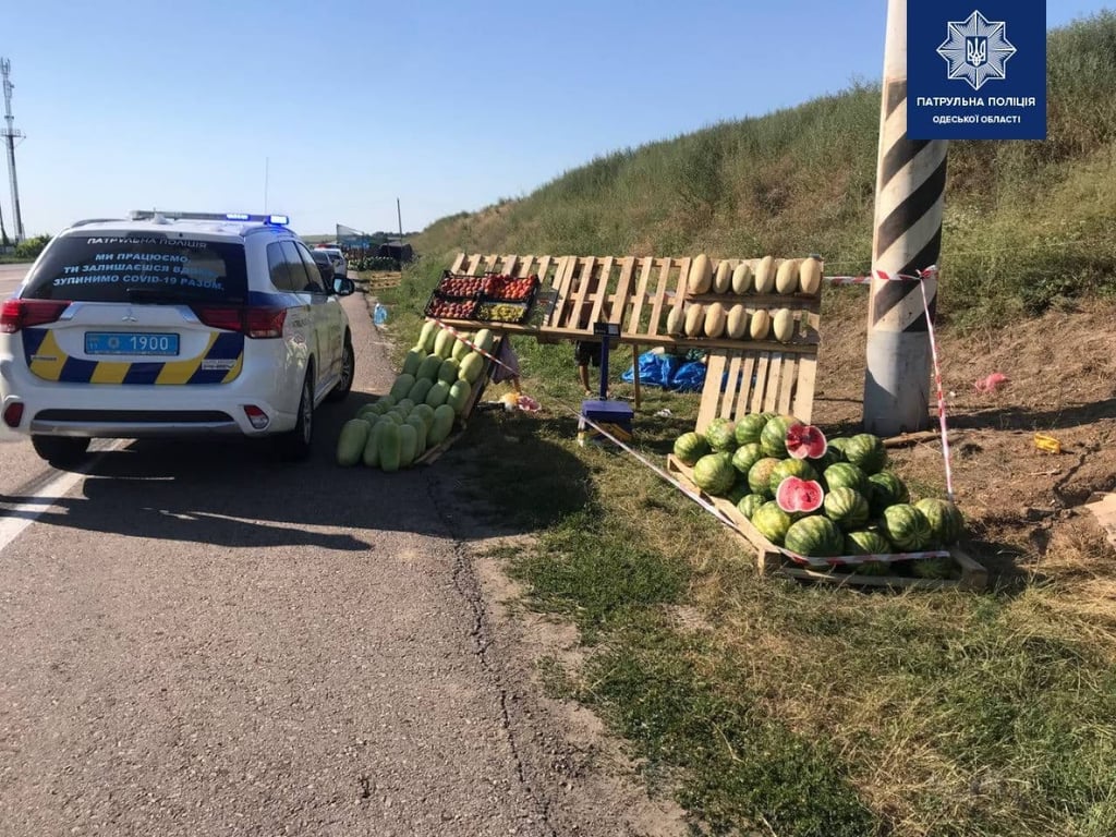 По дорозі кавунчик більше не купити: в Одеській області поліцейські пр