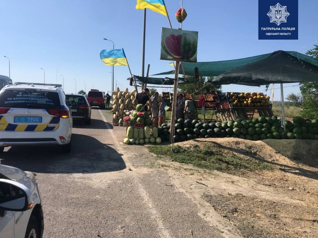 По дорозі кавунчик більше не купити: в Одеській області поліцейські пр
