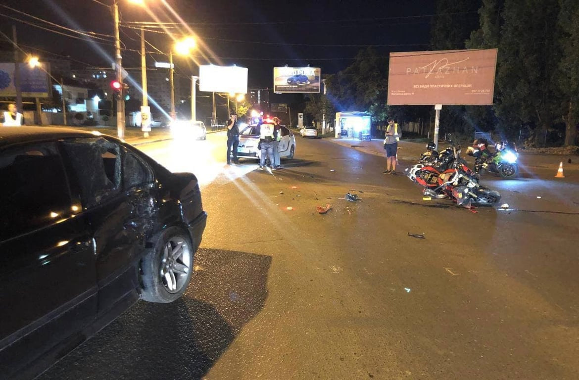 В Одесі мотоцикліст на великій швидкості влетів у BMW: його шпиталізув