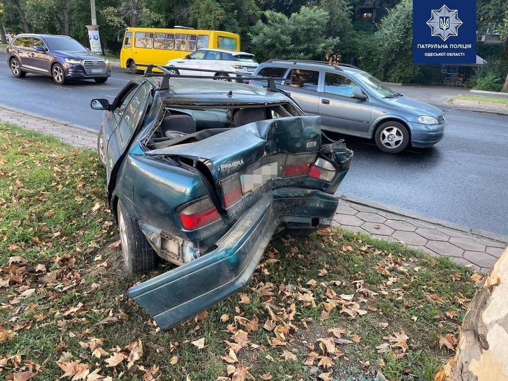 Спочатку у бордюр, а потім у дерево: в Одесі Nissan вилетів на тротуар