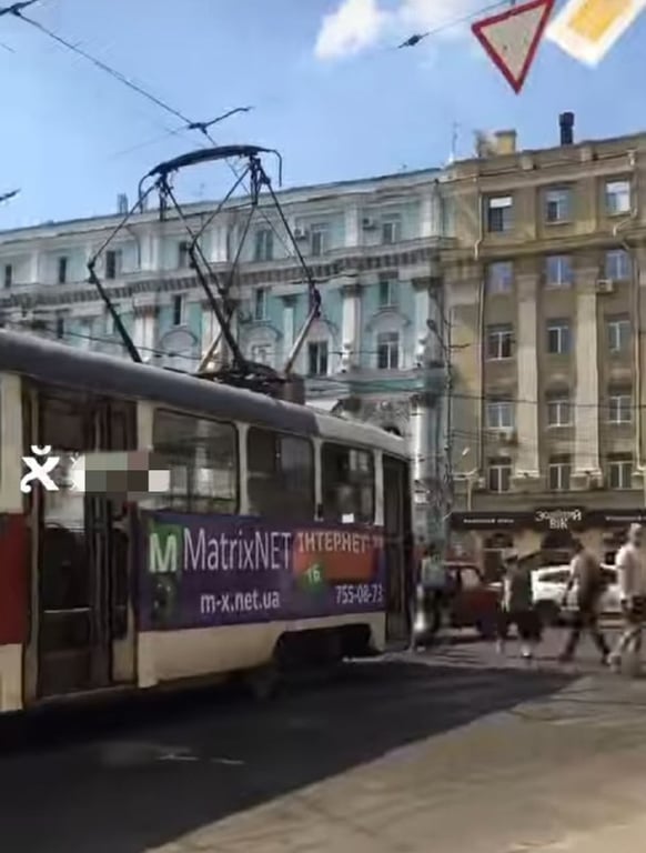 Трамвай зійшов з рейок