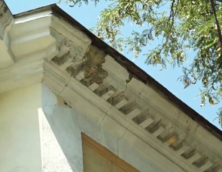 В Одесі біля Міськсаду над головами одеситів нависає купол