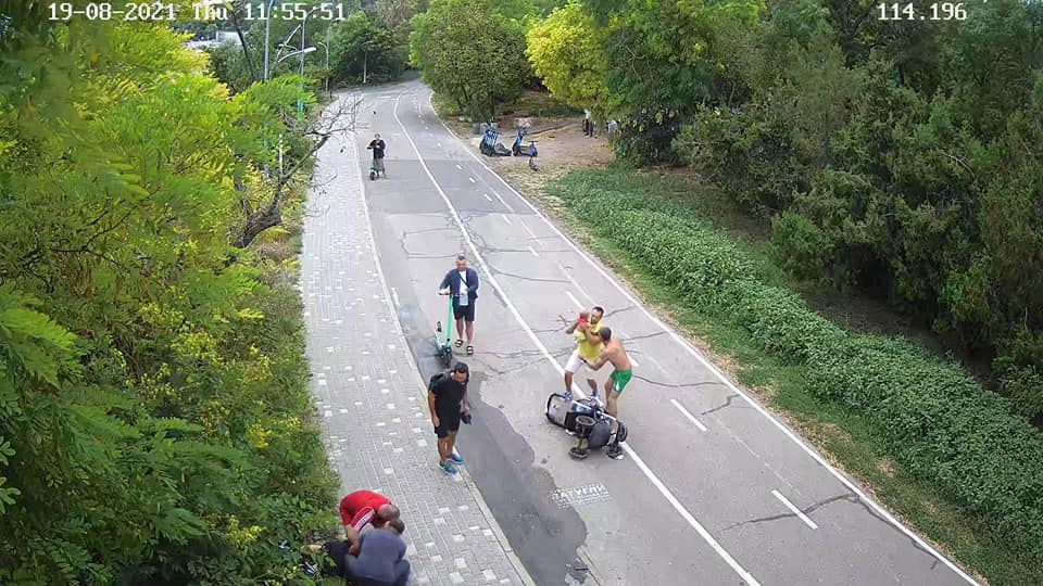 На Трасі Здоров'я велосипедист збив візок з дитиною. Фото