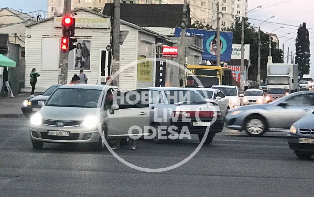 Авария на перекрестке поселка Котовского в Одессе создала пробки