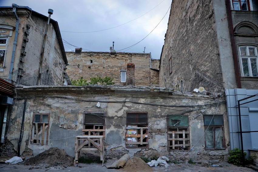 В Одесі демонтували будівельні ліси та паркан навколо історичної будів