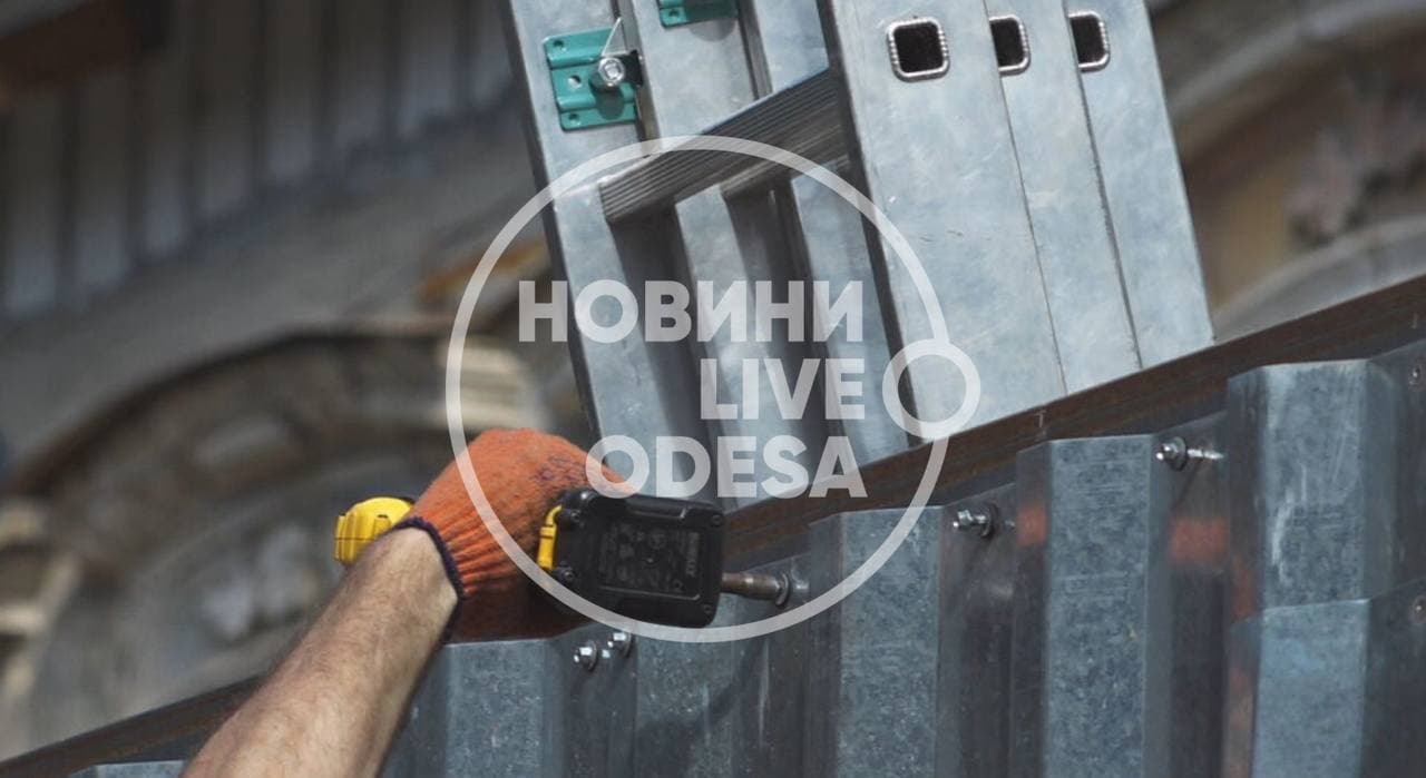 В Одесі демонтували будівельні ліси та паркан навколо історичної будів