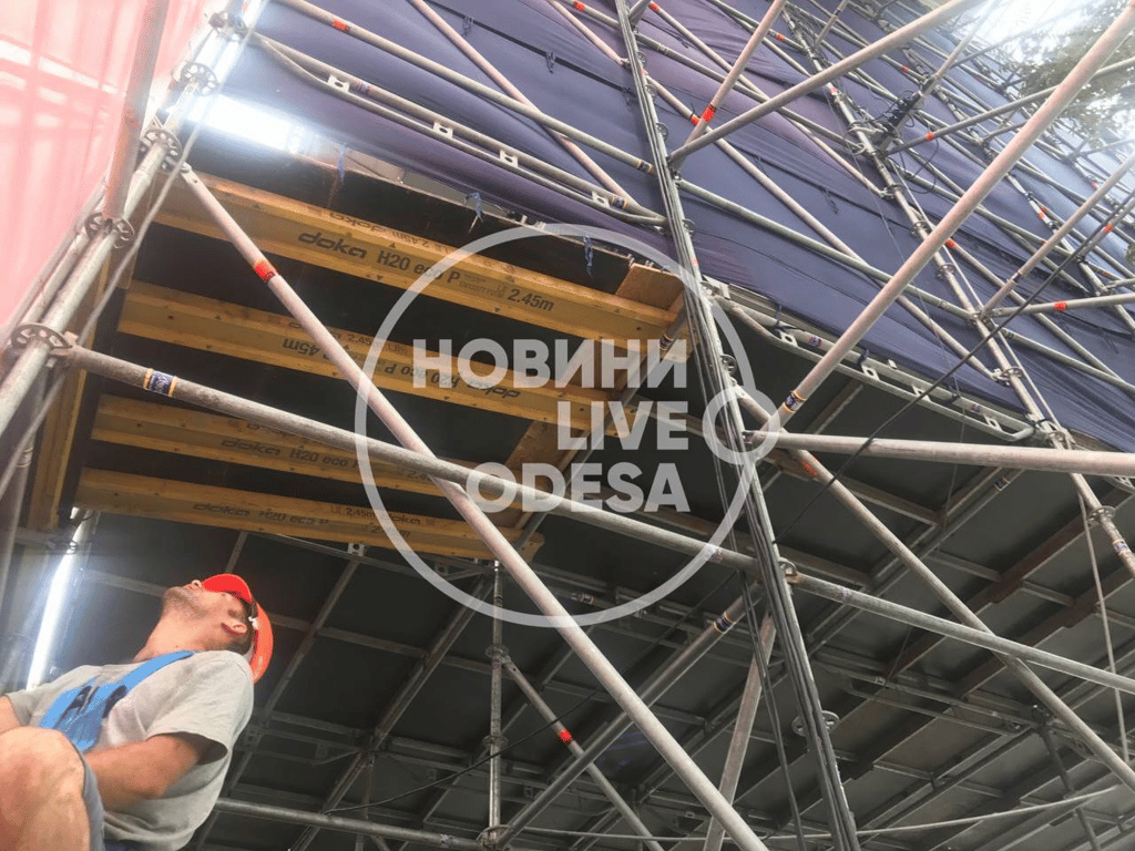 На Потьомкінських сходах встановлюють сцену до закриття 12-го ОМКФ
