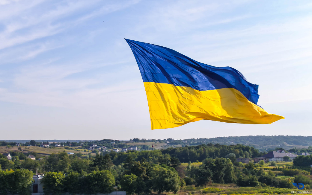 У небі над Києвом підняли найбільший прапор в Україні