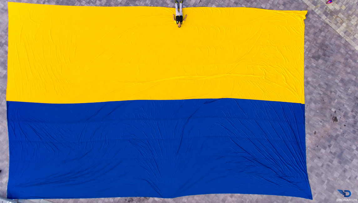 В небе над Киевом подняли самый большой флаг в Украине